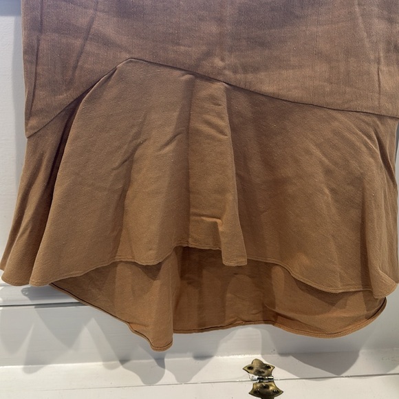 Alice + Olivia linen skirt shorter at front longer at the back camel color - Picture 5 of 5